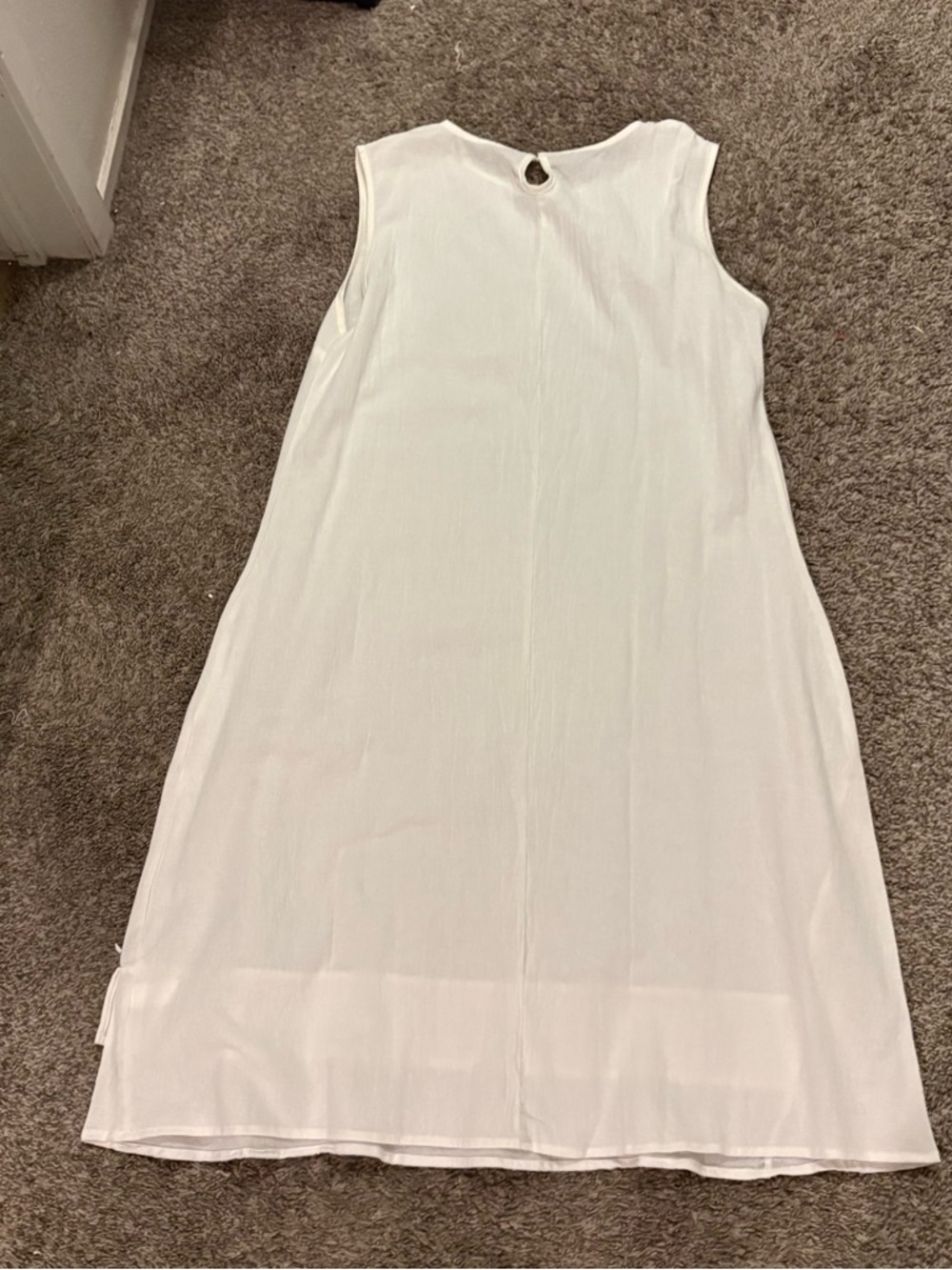 Sleeveless White Shift dress - Picture 2 of 4